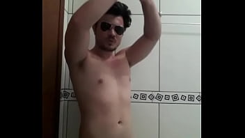 Homem gostoso movendo seu pênis Homem gostoso movendo seu pênis