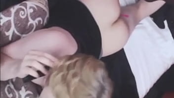 Loiro brincando com a bunda Loiro brincando com a bunda