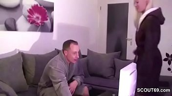 Stiefschwester erwischt bruder beim wichsen und fickt ihn Stiefschwester erwischt bruder beim wichsen und fickt ihn