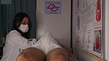 Enfermeira e estética observa ereção do paciente