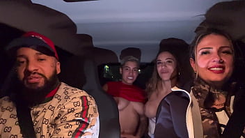 Uber mulher pega um casal de lésbica no aeroporto de guarulhos e acabam fazendo a maior putaria dentro do carro todos se chupando e se melando Uber mulher pega um casal de lésbica no aeroporto de guarulhos e acabam fazendo a maior putaria dentro do carro todos se chupando e se melando