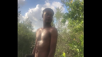 Jovem é mamado gostoso por gay Jovem é mamado gostoso por gay