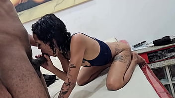 A novinha deu cu e buceta na pele pro dotado que ainda gozou na boquinha dela