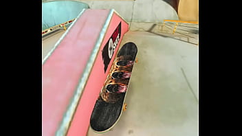 Me lo follo en el skate park sin piedad muy duro sin compasión Me lo follo en el skate park sin piedad muy duro sin compasión