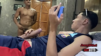Primo hetero batendo uma e resolvi aliviar ele Primo hetero batendo uma e resolvi aliviar ele