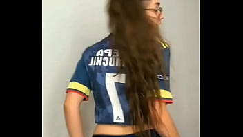 Chica con lentes y atractiva hace un sexy baile Chica con lentes y atractiva hace un sexy baile