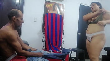 Le ordeño sus enormes tetas Le ordeño sus enormes tetas