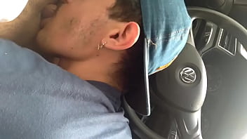 O uber ficou de pau duro acabamos fudendo gostoso escondido da namorada dele