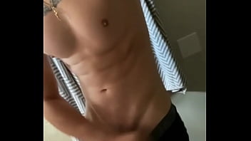 Homem delicioso de sunga mostrando o pau Homem delicioso de sunga mostrando o pau