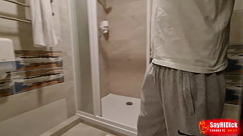 Typ filmt ihn beim pinkeln in die toilette Typ filmt ihn beim pinkeln in die toilette