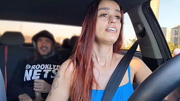 Motorista de app safada pegou passageiro se masturbando por trás e fudeu com ele sem camisinha Motorista de app safada pegou passageiro se masturbando por trás e fudeu com ele sem camisinha
