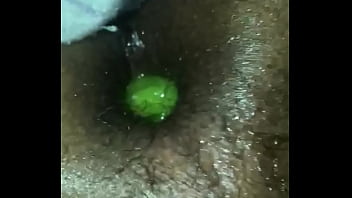 Novinho enfiando vegetal no cu Novinho enfiando vegetal no cu