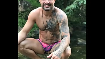 Allan guerra gomes urina ao ar livre ao lado da cachoeira e uma sessão de podolatria Allan guerra gomes urina ao ar livre ao lado da cachoeira e uma sessão de podolatria