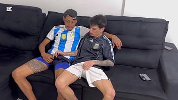 Não resisti as provocações do meu amigo viadinho e meti rola no cu dele Não resisti as provocações do meu amigo viadinho e meti rola no cu dele