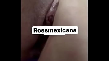 Que rico se mete su dildo pensando que es una verga rica y calientita Que rico se mete su dildo pensando que es una verga rica y calientita
