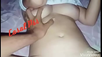 Conferindo a bucetinha molhada e apalpandk os peitoes da casada casal pss Conferindo a bucetinha molhada e apalpandk os peitoes da casada casal pss