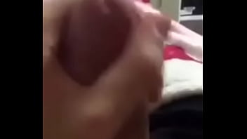 Novinho se acabando brincando com pau até se melar todo