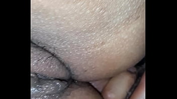 Termina solo dándole por el culo