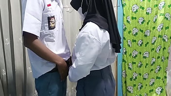 Siswi sma merayakan kelulusan dengan pacar nya Siswi sma merayakan kelulusan dengan pacar nya