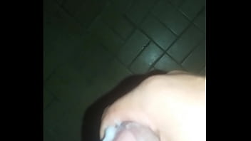 Masturba en el baño Masturba en el baño