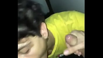 Chupandole a dos machos en un baño publico