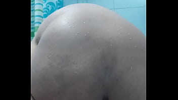 Me metí el dedo en la ducha y luego mi juguete Me metí el dedo en la ducha y luego mi juguete