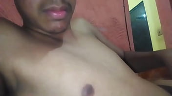 Novinho mostrando o cu e batendo uma Novinho mostrando o cu e batendo uma
