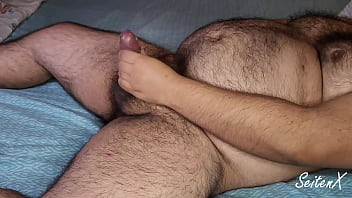 Chileno gordito eyacula tras masturbarse Chileno gordito eyacula tras masturbarse