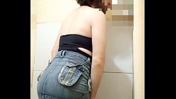 Crossdresser safada de jeans curto Crossdresser safada de jeans curto