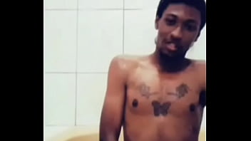 Novinho tatuado batendo punheta na banheira