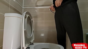 लड़का खतनारहित लंड और बड़ी गेंदों के साथ पेशाब कर रहा है लड़का खतनारहित लंड और बड़ी गेंदों के साथ पेशाब कर रहा है