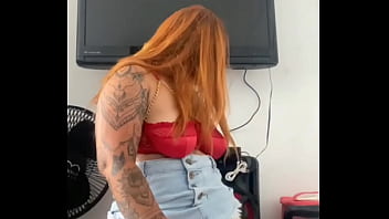 Vídeo personalizado de exibição com sainha Vídeo personalizado de exibição com sainha