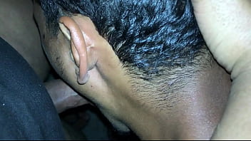 Travesti coloca novinho pra mamar seu pau e depois mama os amigos dele no meio da rua Travesti coloca novinho pra mamar seu pau e depois mama os amigos dele no meio da rua