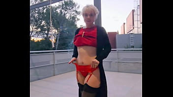 Perite robe rouge porte jarretelle au travail en mode sexy