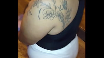 Madura usando hilo rojo en leggins transparentes captada en la calle