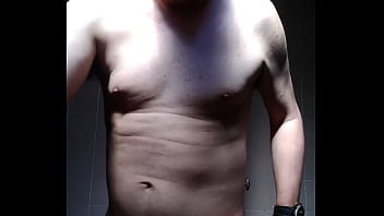 Homem sem camisa se mostrando Homem sem camisa se mostrando