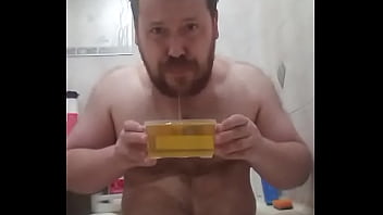 Я пью свежую мочу и выплевываю её на своё тело Я пью свежую мочу и выплевываю её на своё тело