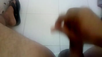 Me la jalo y tiro leche