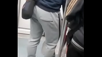 Peruano culon en el metro Peruano culon en el metro