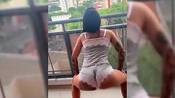 Novinha dançando roupa colada na varanda do predio Novinha dançando roupa colada na varanda do predio