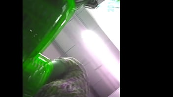 Por baixo da saia na fila do supermercado Por baixo da saia na fila do supermercado