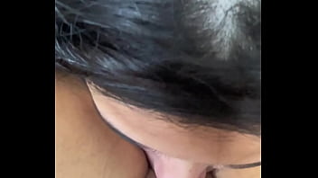 Ela meteu a lingua na minha buceta e fez gozar muito