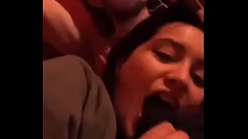 Seleneitor haciendole un pete al novio en un vivo Seleneitor haciendole un pete al novio en un vivo