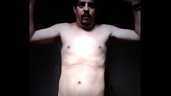 Homem sem camisa se mostrando Homem sem camisa se mostrando