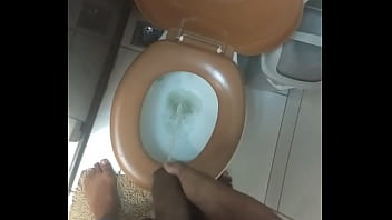 Menino mijando Menino mijando