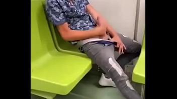 Joven se la jala en el metro Joven se la jala en el metro