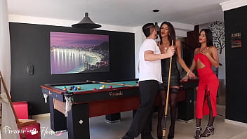 Duas amigas trans dotadas fingiram perder no jogo do prazer para fazer uma orgia gostosa