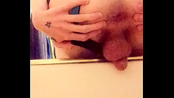 Femboyscotty23 presenting my pink hole as i pee in the bath