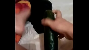 Un video para mi esposo con una pepino comenten y subimos más Un video para mi esposo con una pepino comenten y subimos más