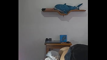 Ele tá depilando minha buceta e cuzinho pro amigo dele comer